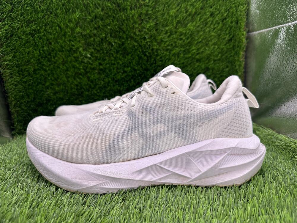 Asics Novablast 5 1011B974 Athletic Sneaker Men's 9.5 White Mesh Running Sports
